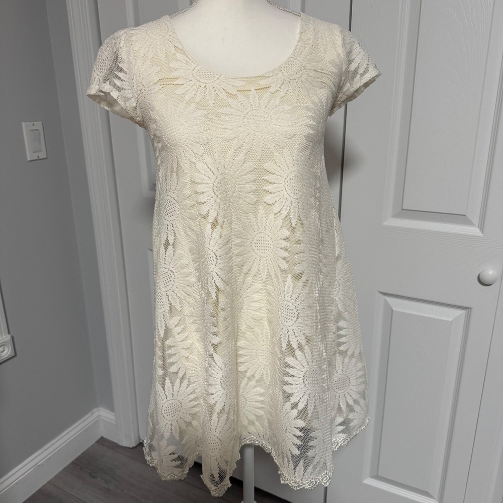 Kimchi Blue Ivory Floral Lace Sunflower Shift Dress Short Sleeve Cream XS